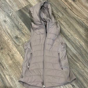 Lululemon extra mile vest size 4 in new no tags condition light grey